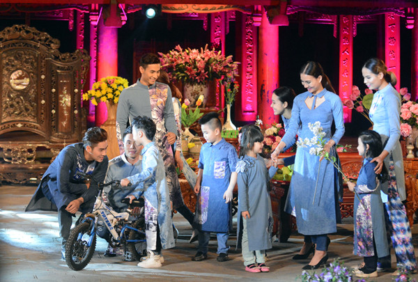 大花紫薇图案传统长衣集。（图片来源：人民报网）