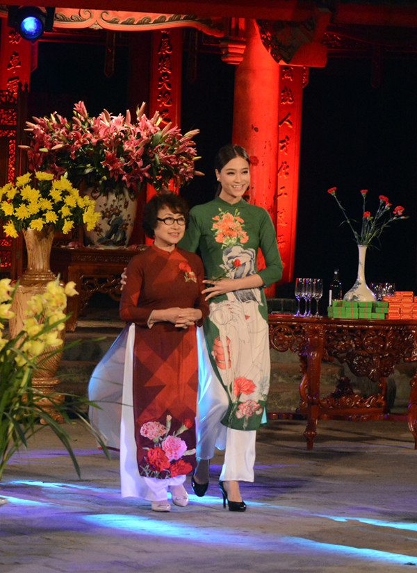 康乃馨图案传统长衣集。（图片来源：人民报网）