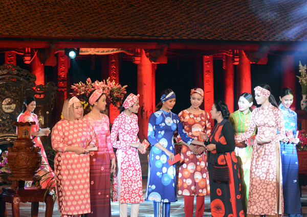 充满春意的桃花、梅花、菊花图案传统长衣集。（图片来源：人民报网）