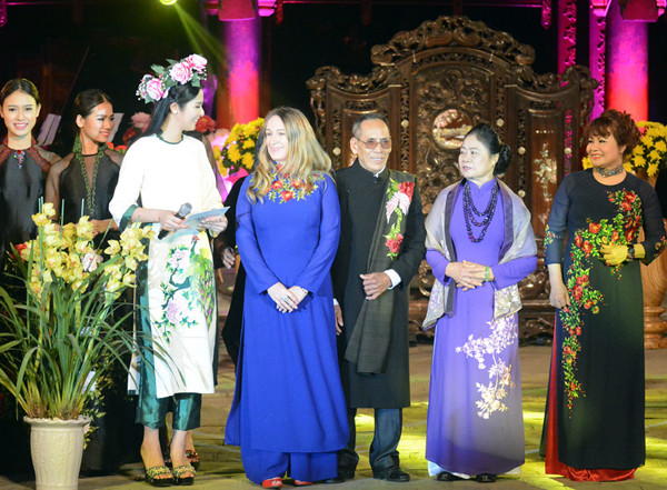 玫瑰图案传统长衣集。（图片来源：人民报网）