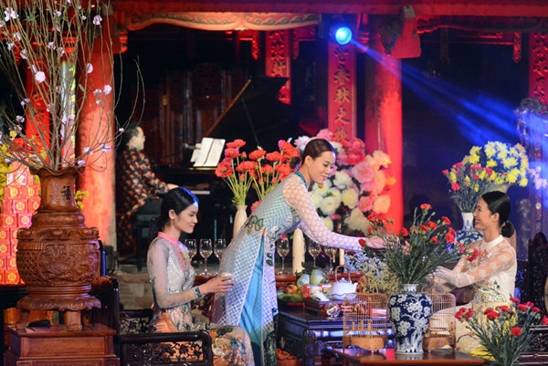 本次活动不仅展示传统长衣的独特魅力，而且还推介越南文化特色。（图片来源：人民报网）