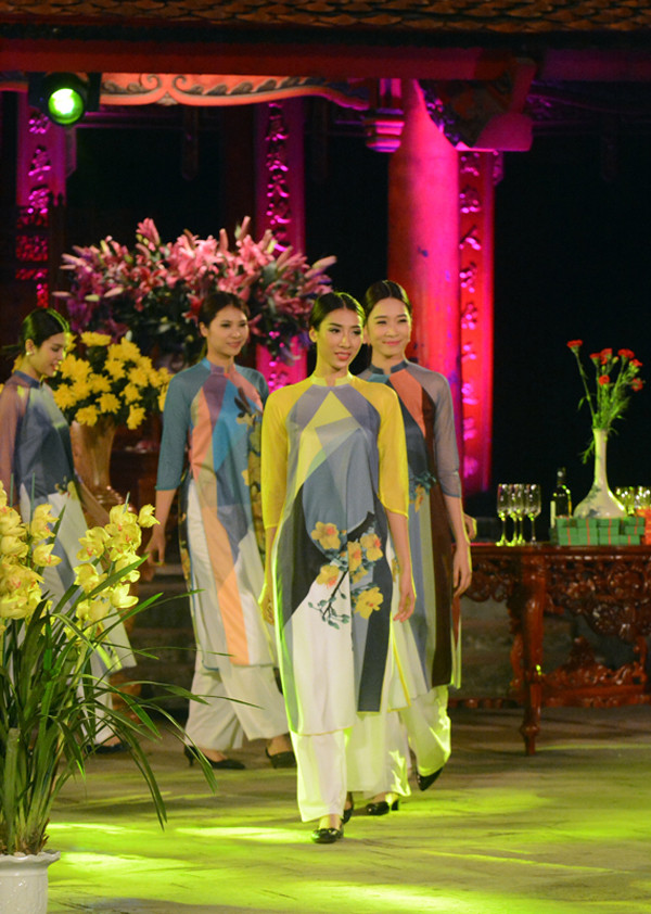 梅花图案传统长衣集。（图片来源：人民报网）