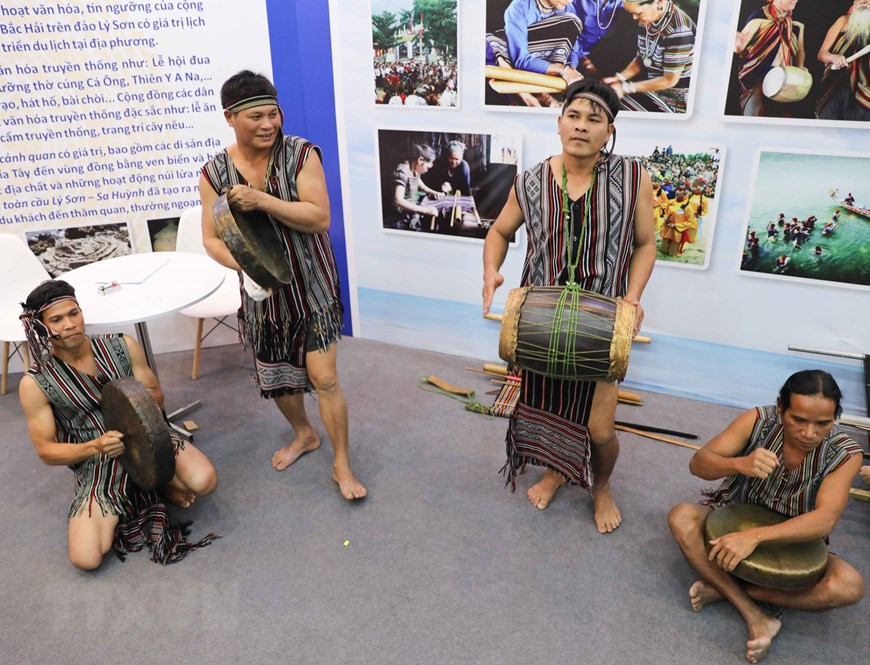 西原地区锣钲文化遗产展示。越通社记者青松 摄