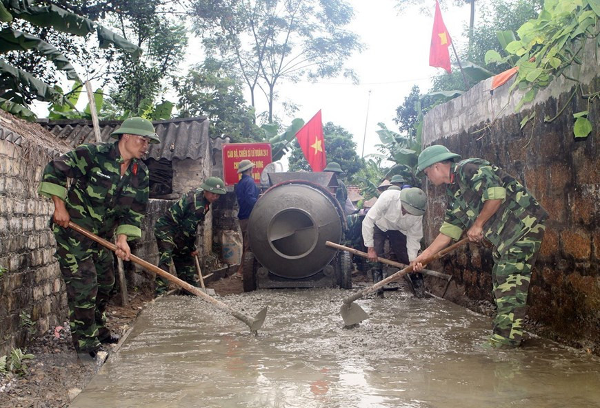 越南人民军积极有效参加新农村建设运动，充分发挥军队在民生工作中的作用。（图自越通社）
