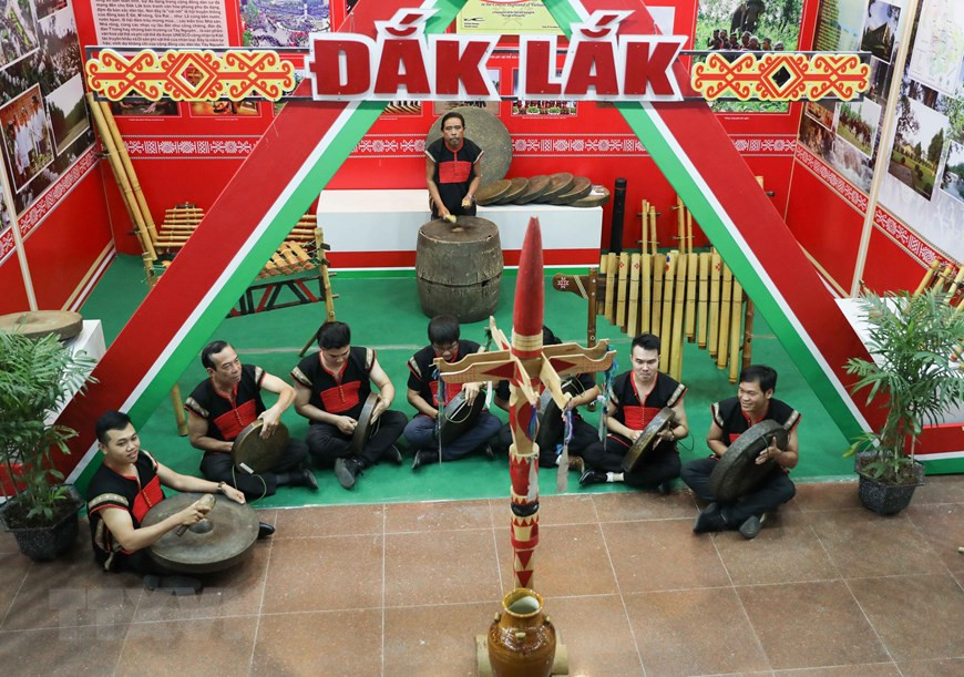 西原地区锣钲艺人展示才华。越通社记者青松 摄