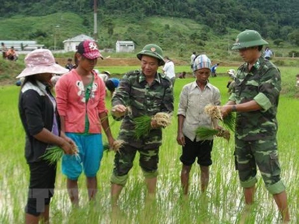 无论是战争时期还是和平时期，军队干部战士始终与人民携手同行。（图自越通社）