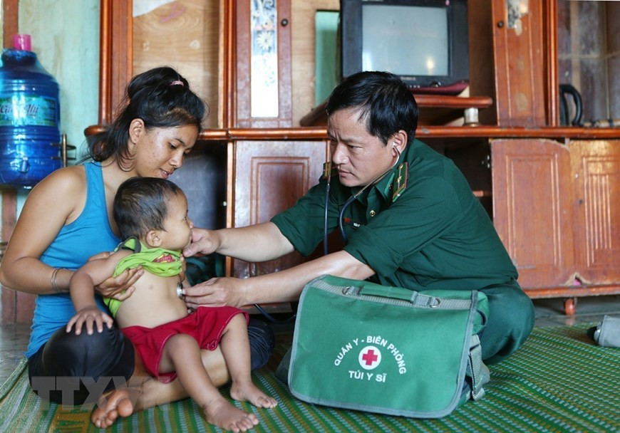 得乐省边防部队给当地革命有功者、英烈家属、贫困儿童等看治病。（图自越通社）