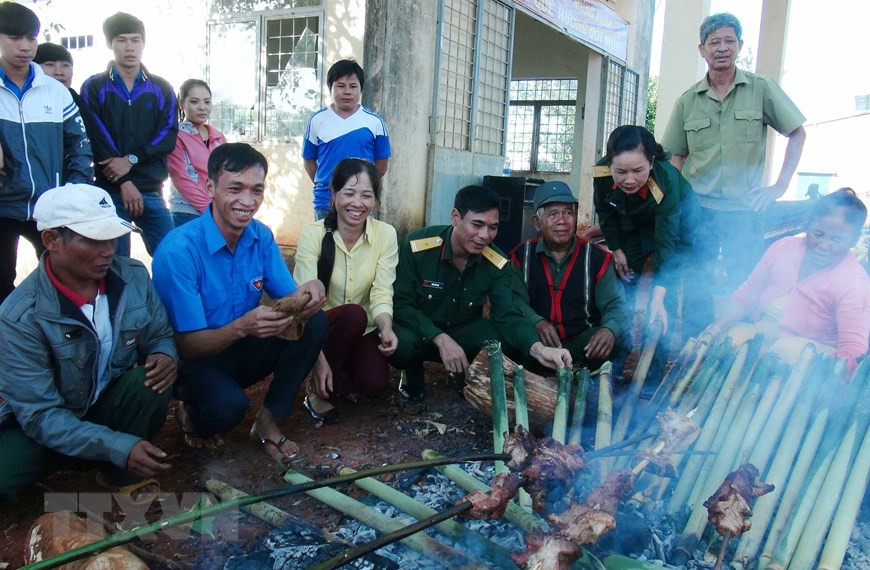15号兵团下属72号公司与嘉莱省德机县边境乡份人民迎接2016年春节。（图自越通社）