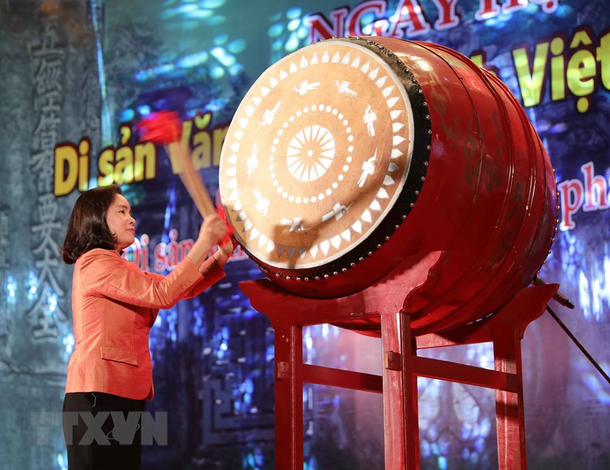 越南文化体育旅游部副部长郑氏水击鼓开幕。越通社记者青松 摄