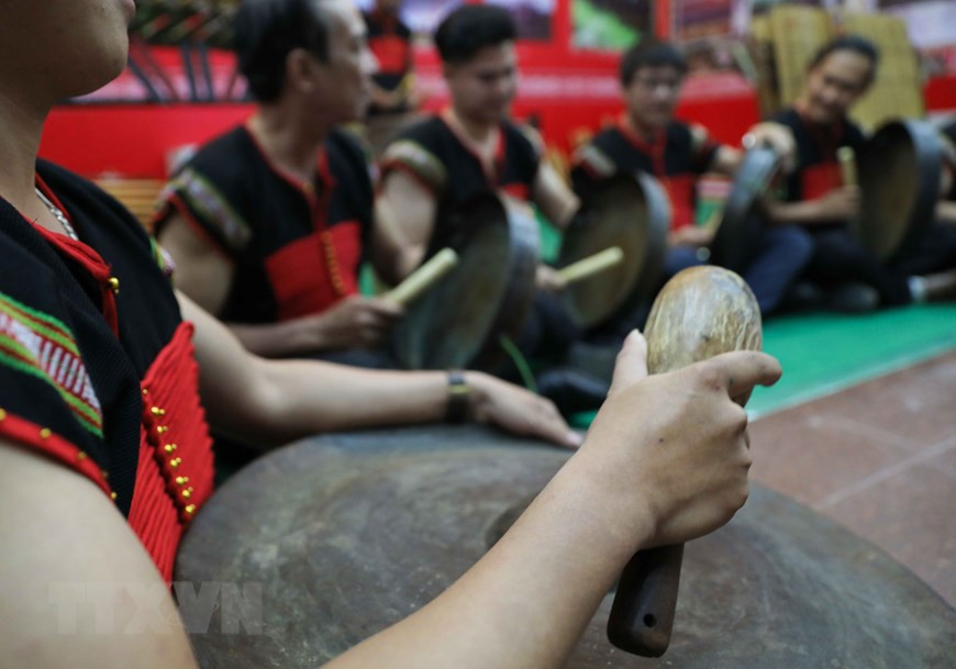 西原地区锣钲艺人展示才华。越通社记者青松 摄