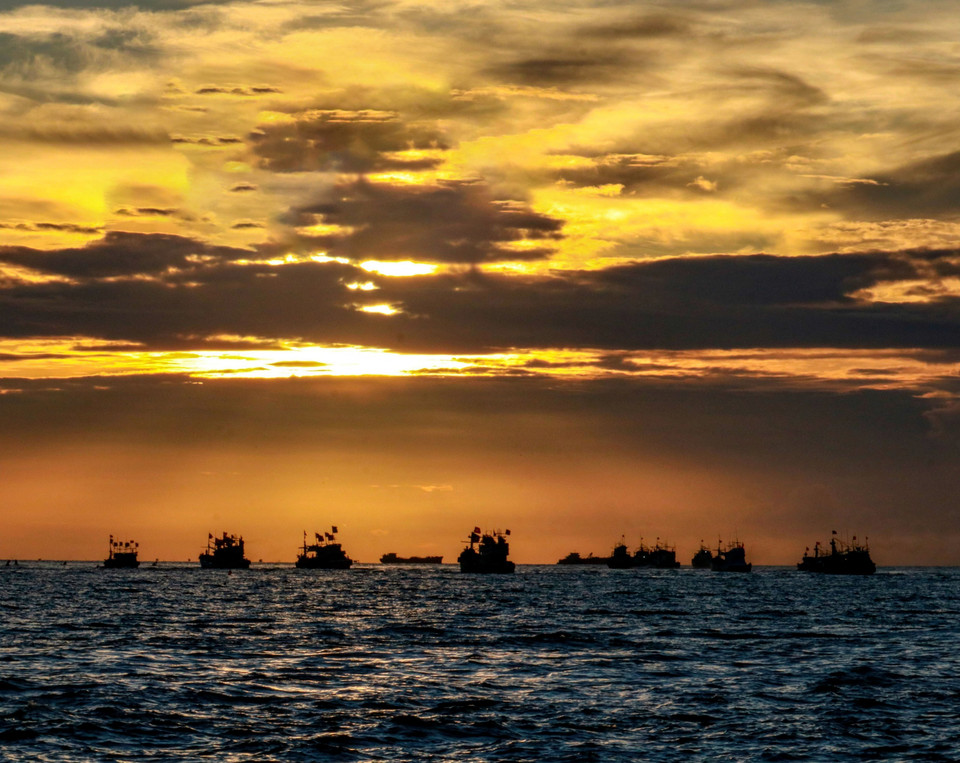 渔民们参加南海迎翁节活动。图自越通社