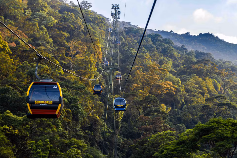 岘港市太阳世界巴拿山旅游度假区达到国际标准的现代缆车系统安全地、便利地将游客送至巴拿山峰。图自越通社