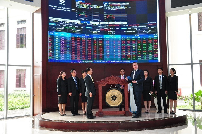 2015年7月30日上午，英国首相戴维•卡梅伦参观胡志明市证券交易所。英国首相戴维•卡梅伦 于2015年的访越之旅继续肯定了越南在英国外交政策中的重要地位，并展示了两国战略伙伴关系的潜力。图自越通社