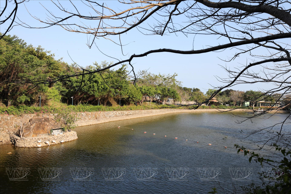 云湖生态旅游区有上云湖和下云湖两个人造湖，建在数十米高程上形成高9米的瀑布。傍晚，湖面和山峰云雾缭绕，构成诗意盎然的自然风景。图自 越通社/越南画报