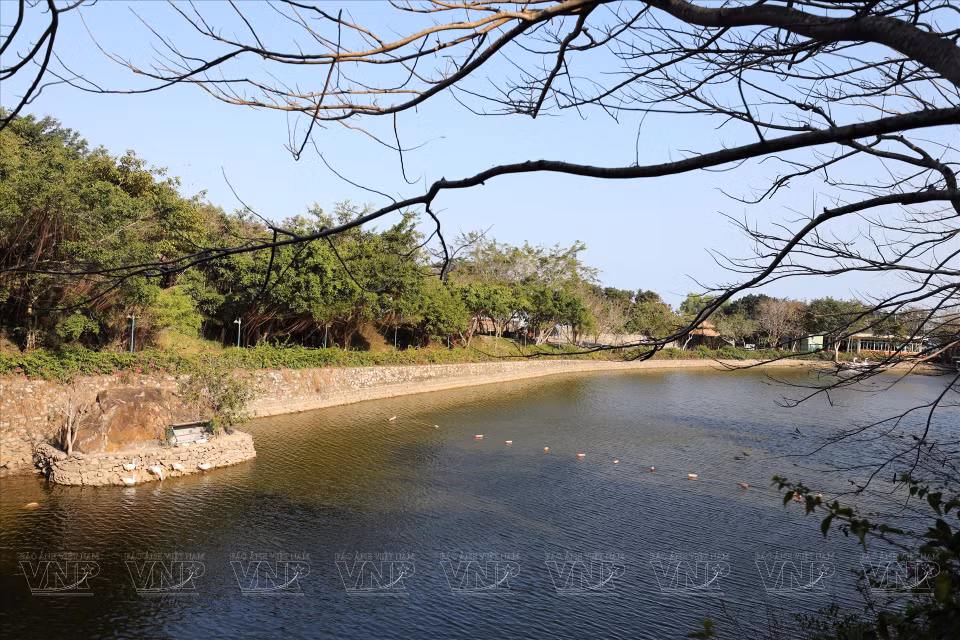 云湖生态旅游区有上云湖和下云湖两个人造湖，建在数十米高程上形成高9米的瀑布。傍晚，湖面和山峰云雾缭绕，构成诗意盎然的自然风景。图自 越通社/越南画报