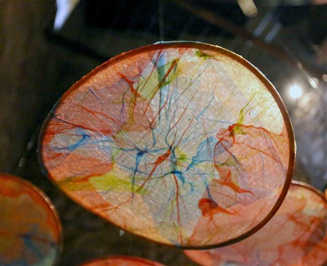 豆行水塔里所陈列的展示品用再生尼龙制成，从而让观众更加了解城市化进程对自然环境所造成的影响。图自 越通社