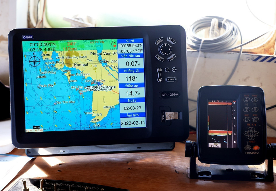 职能力量对渔船进行定位器安装。图自 越通社