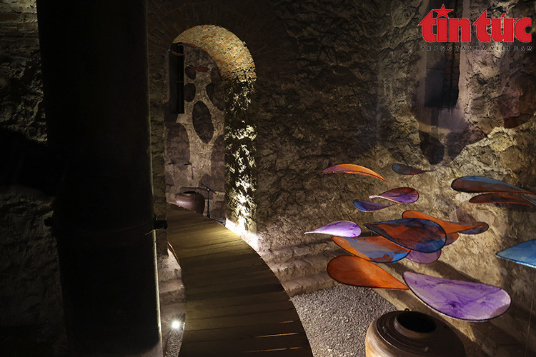 豆行水塔由12个隔间组成，外部有8个大隔间，内部有4个较小的隔间。图自 越通社