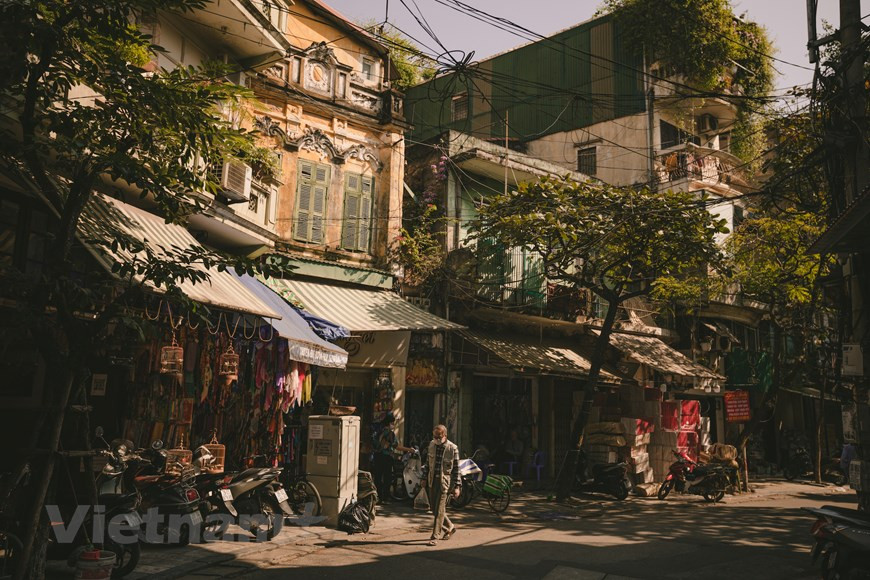 来到这些拥有老房子的老街道，几乎只需要举起相机，游客就可以留下美丽画面。在一个热闹繁华的城市中，有时候仍会出现一种宁静的生活感受。许多法国古典风格的大建筑和豪华典雅的别墅拔地而起，作为公署或者法国官员和为法国人做事的富裕越南人的私邸。图自Vietnam+