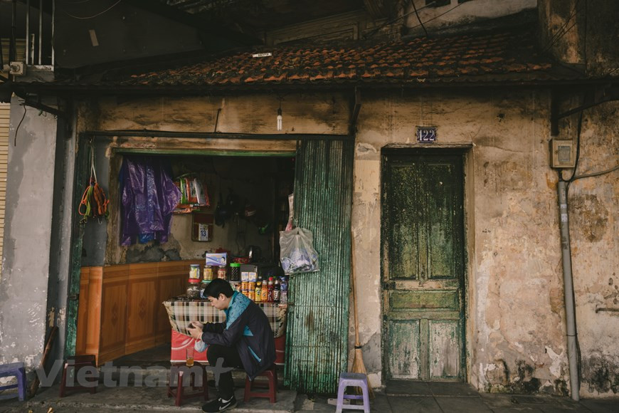 在喧嚣节奏中，河内这座城市仍然保留着充满怀旧感的街角，寄托着许多昔日回忆和怀念感。老房子和老街角成为了首都河内留住游客脚步的一种“特产”。翻开因时间的洗礼而发黄的19世纪末20世纪初的旧照片，呈现在看者眼前的是一座殖民地都市既熟悉又生疏的容貌，街道和建筑都烙印着20世纪初法国建筑风格。图自Vietnam+