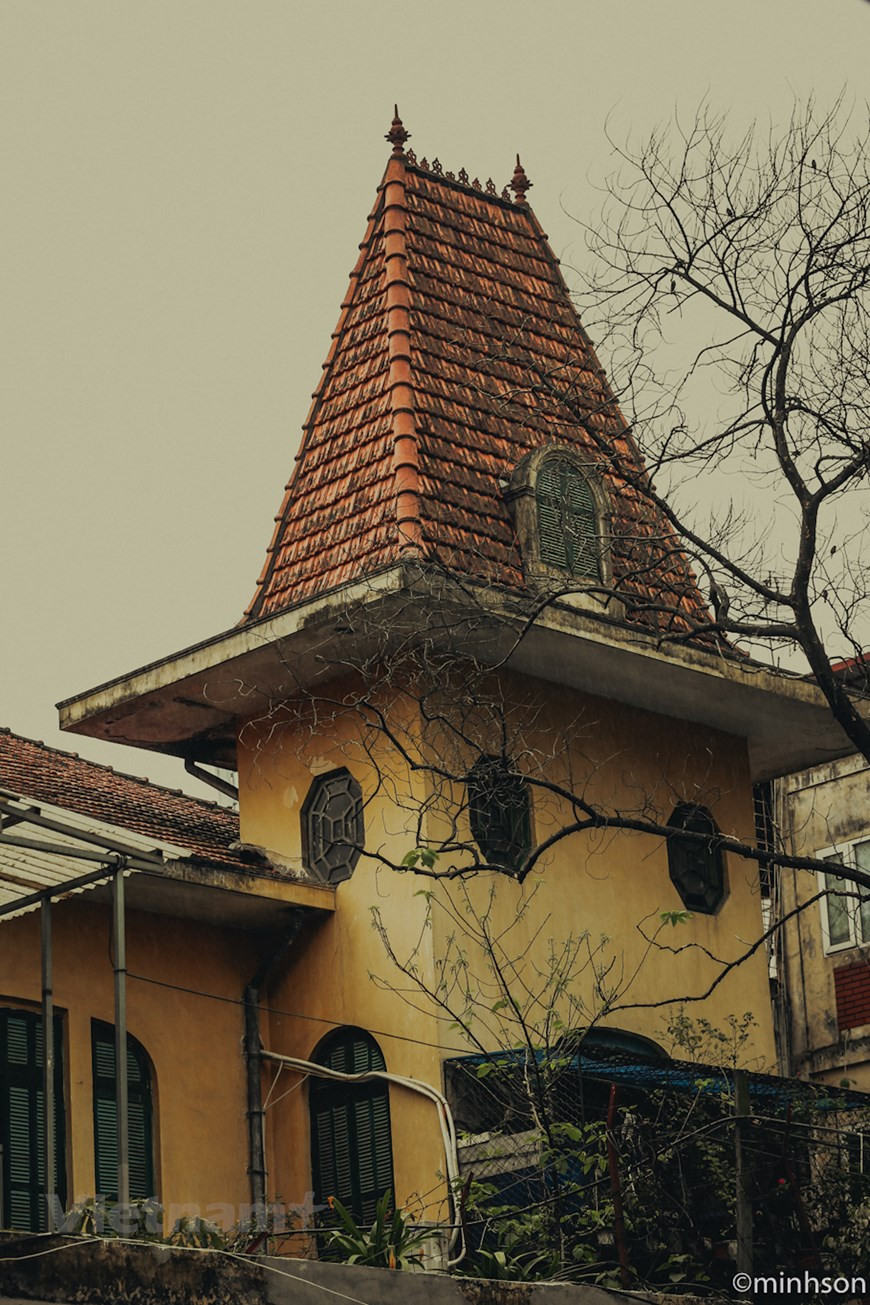 首都绵绵不断焕然一新，随着历史巨轮的转动，星移物换，河内同世界上其他城市一样发生巨变。在古香古色的古旧街区之旁涌现了壮丽华贵、朝气蓬勃的一座座新都市，享誉“河内的欧洲”。许多法国古典风格的大建筑和豪华典雅的别墅拔地而起，作为公署或者法国官员和为法国人做事的富裕越南人的私邸。图自Vietnam+