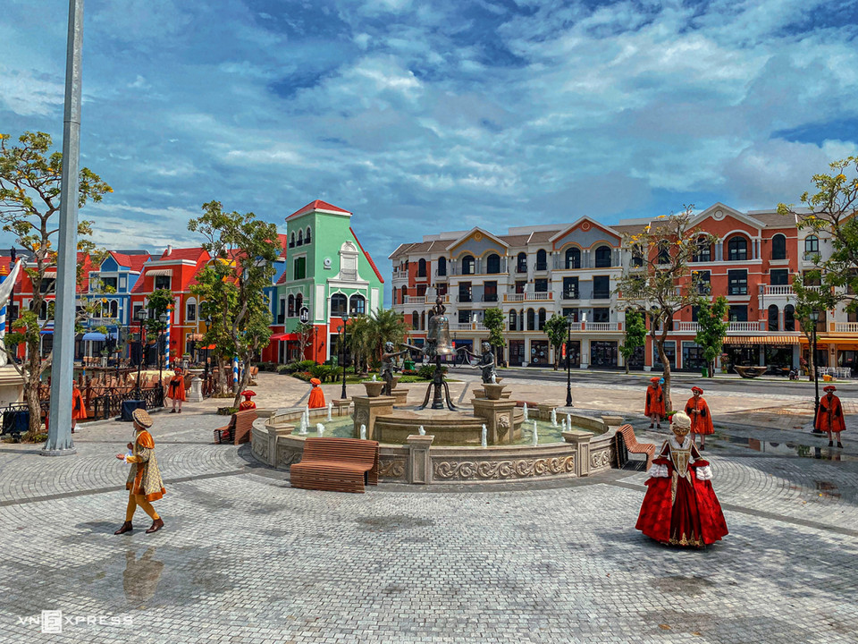 游览无眠之城时，游客可欣赏室外表演的意大利语歌剧。图中：游客正欣赏《罗密欧与朱丽叶》歌剧。图自vnexpress.net