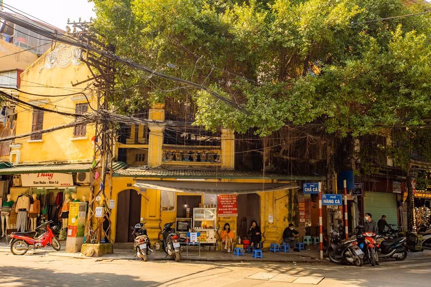 曾在36条古街边喝茶或漫步的人都认为河内是个奇妙的城市，连它外形的缺陷也成为诗人创作的营养，所以它频繁出现在诗歌、音乐、绘画等作品，离开首都的人对它总是难以忘怀。因为珍惜可能被新建筑取代的这些老房子，不少人匆忙找来这里，拿起照相机记录了河内美景。图自Vietnam+