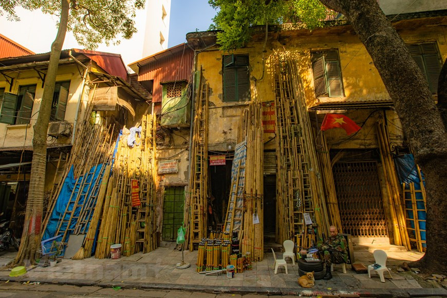 随着历史巨轮的转动，星移物换，河内同世界上其他城市一样发生巨变。在古香古色的古旧街区之旁涌现了壮丽华贵、朝气蓬勃的一座座新都市，享誉“河内的欧洲”。旧照片显示了过去一个世纪河内景观、建筑的变迁，也展现了世纪之初河内人的文化风貌和生活方式。图自Vietnam+