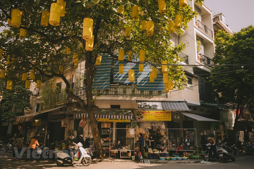 老房子和老街角成为了首都河内留住游客脚步的一种“特产”。翻开因时间的洗礼而发黄的19世纪末20世纪初的旧照片，呈现在看者眼前的是一座殖民地都市既熟悉又生疏的容貌，街道和建筑都烙印着20世纪初法国建筑风格。秀丽迷人的河内在形成与发展的历史长河中印记着东西建筑风格的完美结合。如今，这座千年首都正在展新颜：现代化的封闭式小都市相继拔地而起，活力充沛。图自Vietnam+