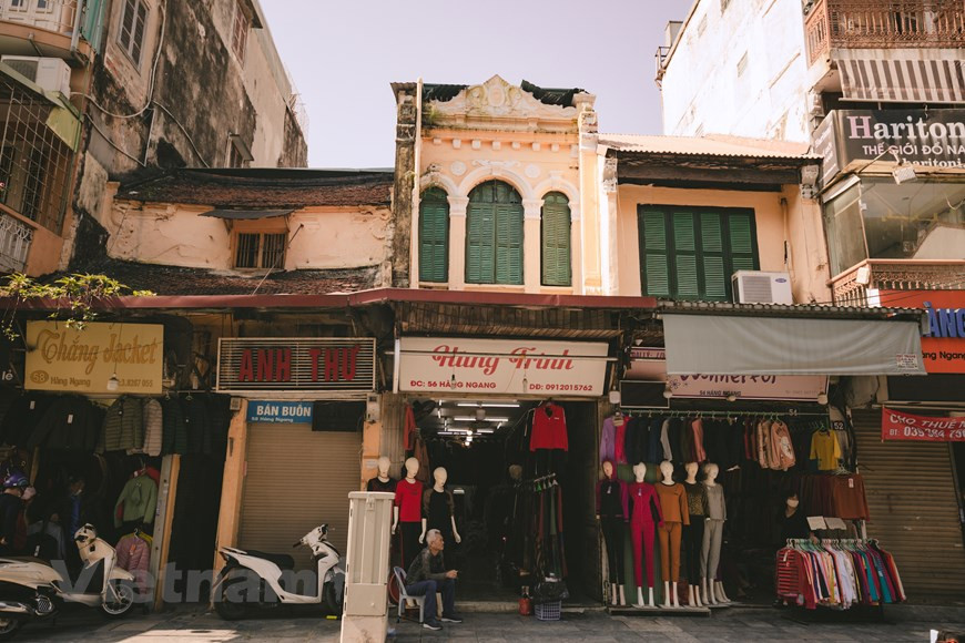 法国殖民统治时期，许多法国古典风格的大建筑和豪华典雅的别墅拔地而起，作为公署或者法国官员和为法国人做事的富裕越南人的私邸。河内的某些角落不适合赶时间的人，因为这些地方要慢慢观赏数小时，才能感受到其特有氛围。随着历史巨轮的转动，星移物换，河内同世界上其他城市一样发生巨变。图自Vietnam+