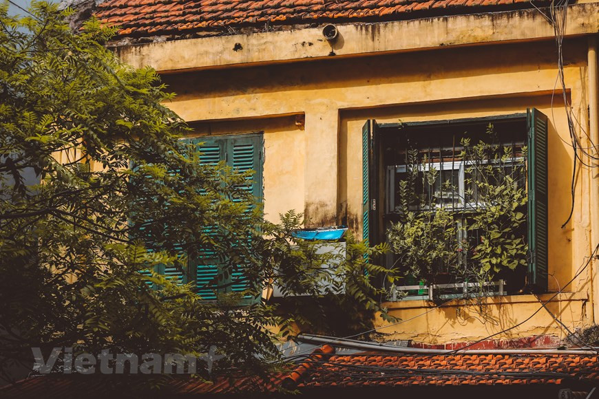 河内市的古老之美成为许多摄影师的创作灵感，在古香古色的古旧街区之旁涌现了壮丽华贵、朝气蓬勃的一座座新都市，享誉“河内的欧洲”。许多法国古典风格的大建筑和豪华典雅的别墅拔地而起，作为公署或者法国官员和为法国人做事的富裕越南人的私邸。图自Vietnam+