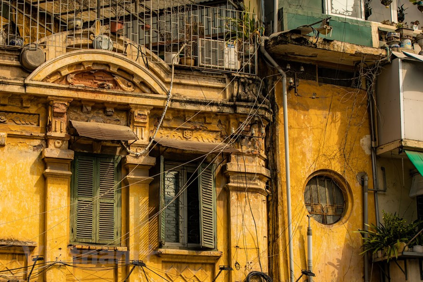 随着历史巨轮的转动，星移物换，河内同世界上其他城市一样发生巨变。在古香古色的古旧街区之旁涌现了壮丽华贵、朝气蓬勃的一座座新都市，享誉“河内的欧洲”。在一个热闹繁华的城市中，有时候仍会出现一种宁静的生活感受。许多法国古典风格的大建筑和豪华典雅的别墅拔地而起，作为公署或者法国官员和为法国人做事的富裕越南人的私邸。图自Vietnam+