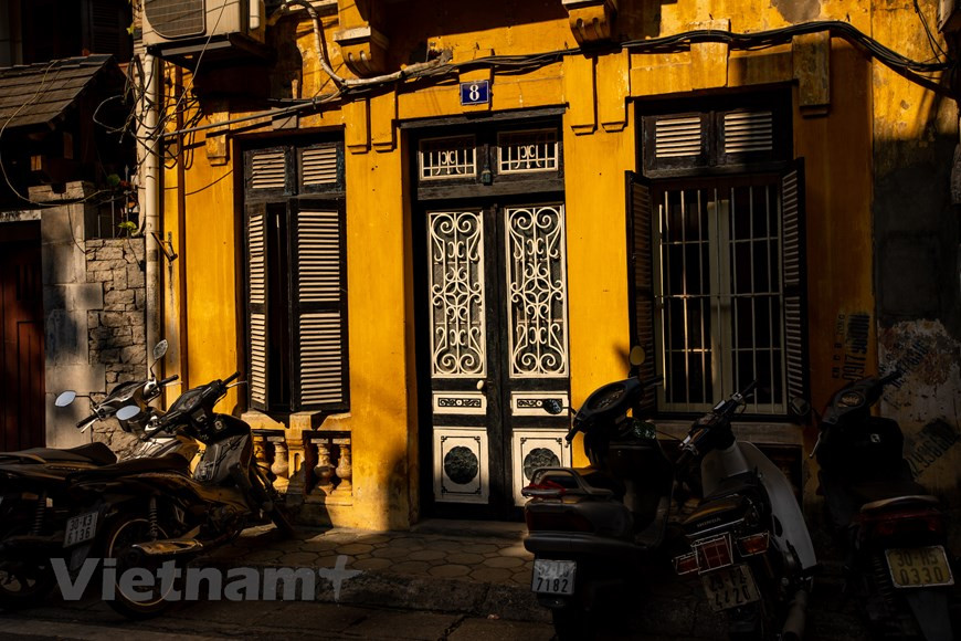 法国殖民统治时期，许多法国古典风格的大建筑和豪华典雅的别墅拔地而起，作为公署或者法国官员和为法国人做事的富裕越南人的私邸。首都绵绵不断焕然一新，随着历史巨轮的转动，星移物换，河内同世界上其他城市一样发生巨变。在古香古色的古旧街区之旁涌现了壮丽华贵、朝气蓬勃的一座座新都市，享誉“河内的欧洲”。图自Vietnam+