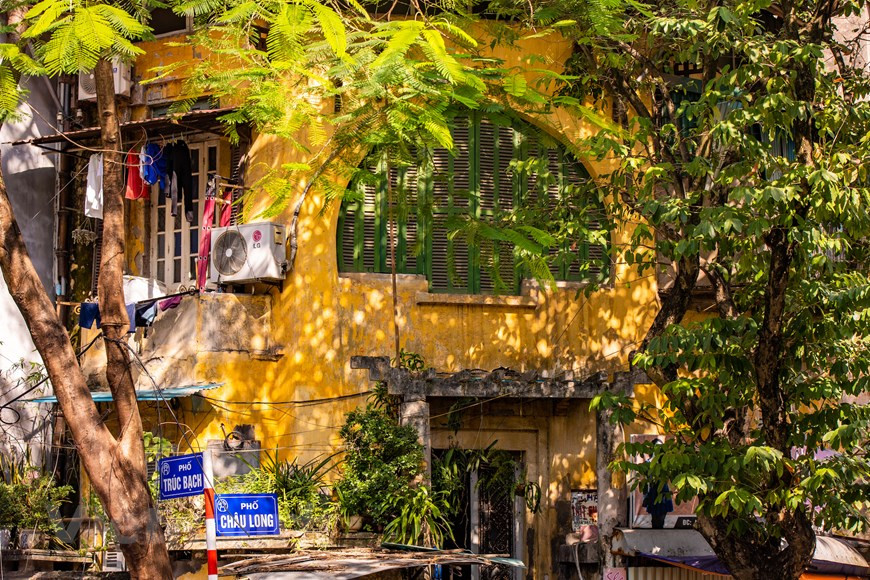 越南首都河内是一座极具亚热带特色的城市，河内也是一座有着悠久历史的古城。在越南历史上，它占有十分重要的地位，并被称为“千年文物之地”。河内具有都城规模始自11世纪的李朝，当时升龙已是物产丰饶、交通发达的地区，在此以前所筑之城，均属军事性质的城堡。河内分为内城和外城，内城历史为紫禁城、皇城和京城所在地。图自Vietnam+