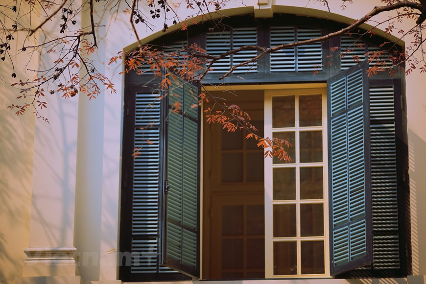 如今，这座千年首都正在展新颜：现代化的封闭式小都市相继拔地而起，活力充沛。曾在36条古街边喝茶或漫步的人都认为河内是个奇妙的城市，连它外形的缺陷也成为诗人创作的营养，所以它频繁出现在诗歌、音乐、绘画等作品，离开首都的人对它总是难以忘怀。图自Vietnam+