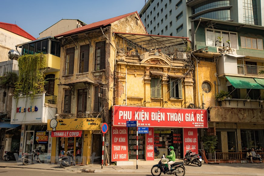 19世纪末20世纪初法属时期，河内开始变化。兴建了许多新街区，今天称其为旧街区以便区别于原有的古区。新街区道路笔直宽广，铺上柏油，设有人行道，排水暗沟和照明路灯。许多法国古典风格的大建筑和豪华典雅的别墅拔地而起，作为公署或者法国官员和为法国人做事的富裕越南人的私邸。图自Vietnam+