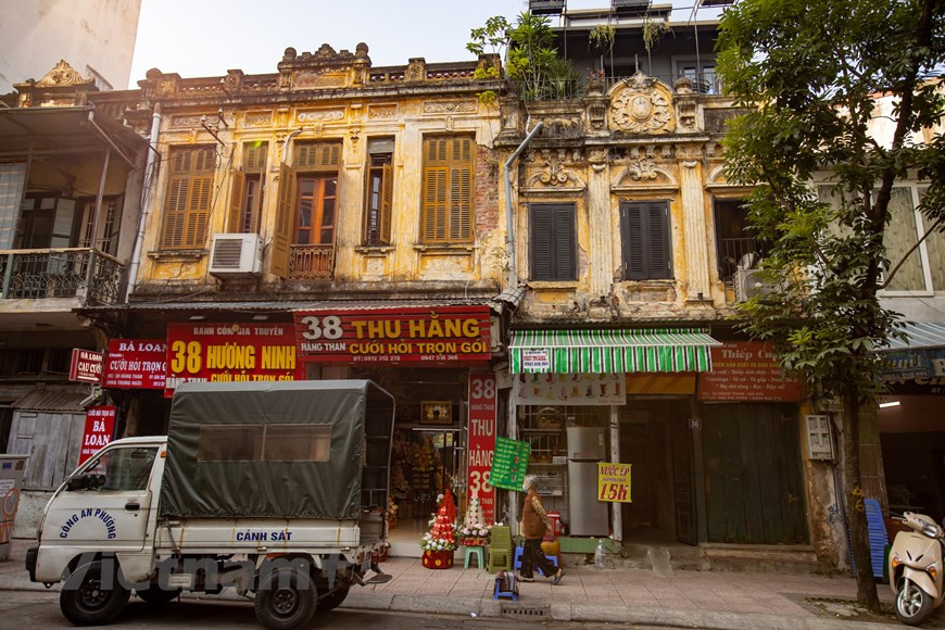 翻开因时间的洗礼而发黄的19世纪末20世纪初的旧照片，呈现在看者眼前的是一座殖民地都市既熟悉又生疏的容貌，街道和建筑都烙印着20世纪初法国建筑风格。秀丽迷人的河内在形成与发展的历史长河中印记着东西建筑风格的完美结合。如今，这座千年首都正在展新颜：现代化的封闭式小都市相继拔地而起，活力充沛。图自Vietnam+