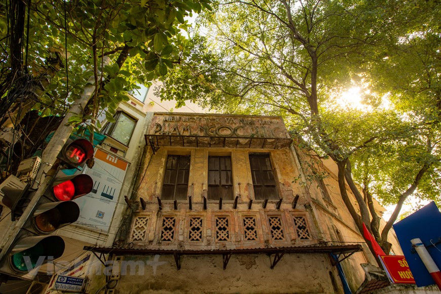 可以说，老房子和老街角成为了首都河内留住游客脚步的一种“特产”。翻开因时间的洗礼而发黄的19世纪末20世纪初的旧照片，呈现在看者眼前的是一座殖民地都市既熟悉又生疏的容貌，街道和建筑都烙印着20世纪初法国建筑风格。秀丽迷人的河内在形成与发展的历史长河中印记着东西建筑风格的完美结合。如今，这座千年首都正在展新颜：现代化的封闭式小都市相继拔地而起，活力充沛。图自Vietnam+