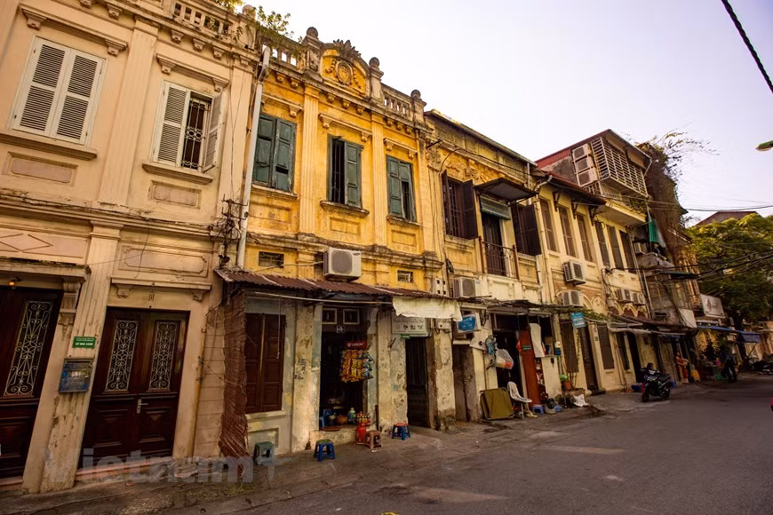 老房子和老街角成为了首都河内留住游客脚步的一种“特产”。翻开因时间的洗礼而发黄的19世纪末20世纪初的旧照片，呈现在看者眼前的是一座殖民地都市既熟悉又生疏的容貌，街道和建筑都烙印着20世纪初法国建筑风格。秀丽迷人的河内在形成与发展的历史长河中印记着东西建筑风格的完美结合。如今，这座千年首都正在展新颜：现代化的封闭式小都市相继拔地而起，活力充沛。图自Vietnam+