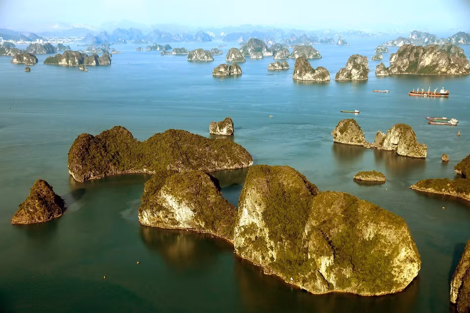 下龙湾包括数千座大小岛屿，从高空俯瞰下龙湾的美景构成一幅生动而雄伟壮观的自然画作。图自越通社