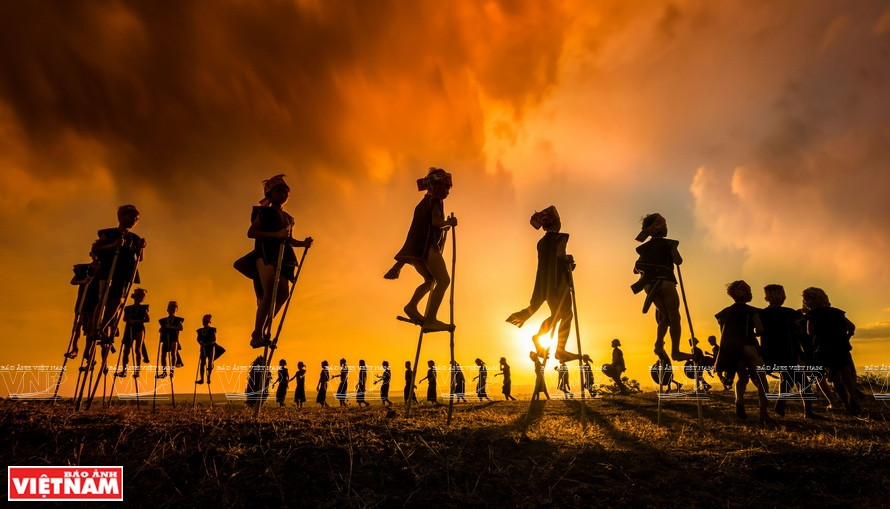 山区人民踩高跷。图自越通社越南画报