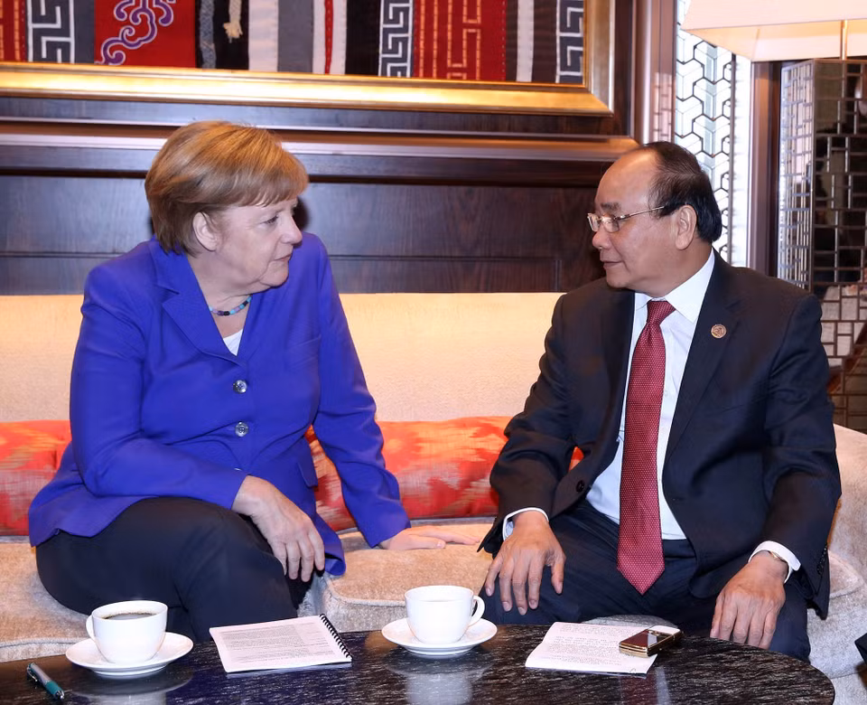 2016年7月15日，在蒙古首都乌兰巴托举行的第11届亚欧峰会（ASEM 11）框架内，越南政府总理阮春福会见了德国总理默克尔（Angela Merkel）。图自越通社