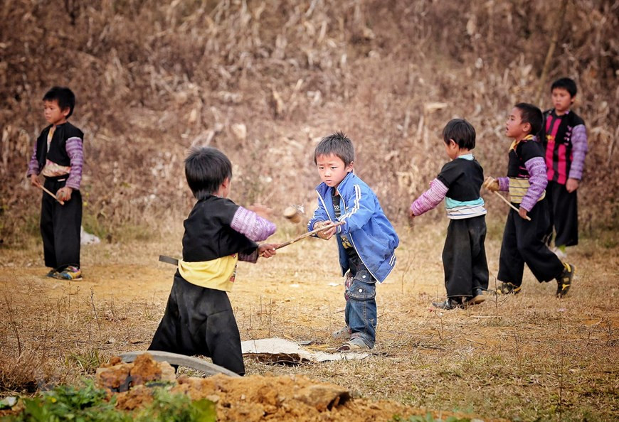 打陀螺是北部山区保留至今的民间游戏之一。Vietnam+记者 春梅摄
