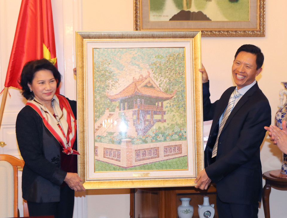  阮氏金银向旅居匈牙利越南人代表赠送礼物。（图片来源：越通社）