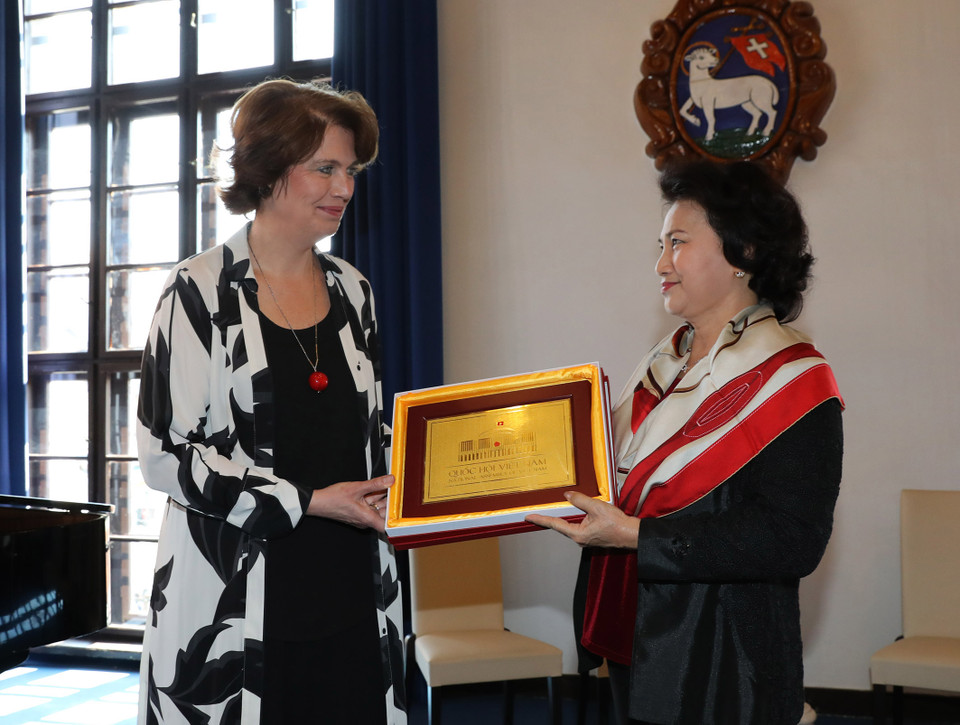 阮氏金银主席向山丹丹镇政府代表赠送礼物。（图片来源：越通社）