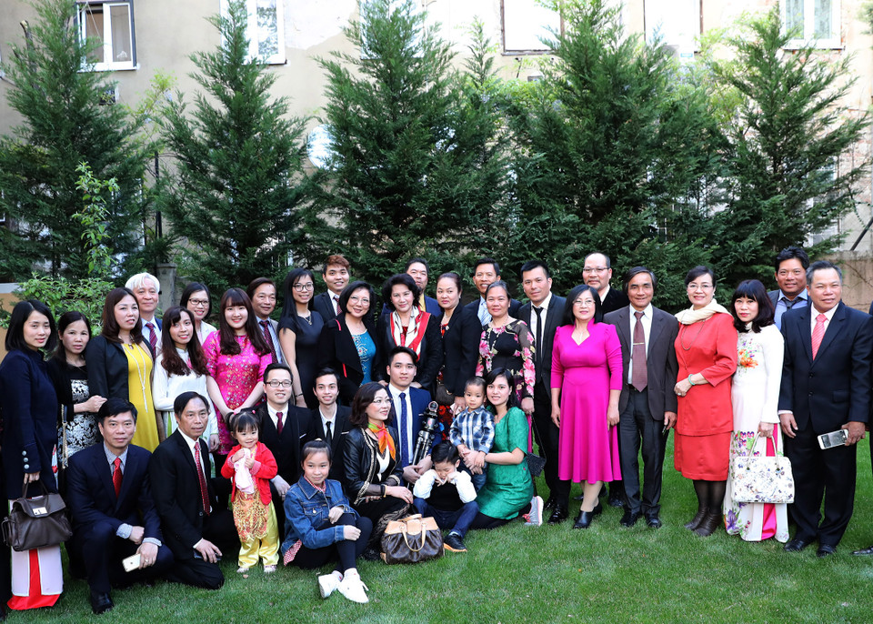  阮氏金银同越南驻匈牙利大使馆工作人员合影留念。（图片来源：越通社）