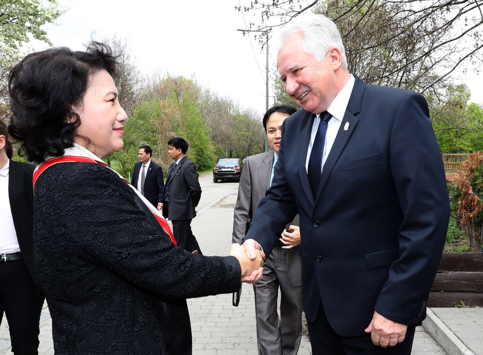 阮氏金银会见匈牙利国会副主席伊什特万•雅各布。（图片来源：越通社）