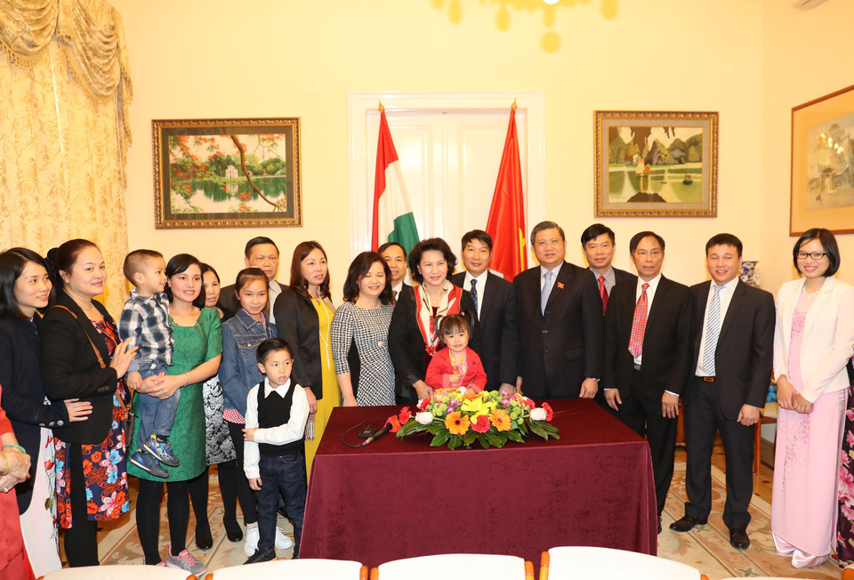 阮氏金银同越南驻匈牙利大使馆工作人员合影留念。（图片来源：越通社）
