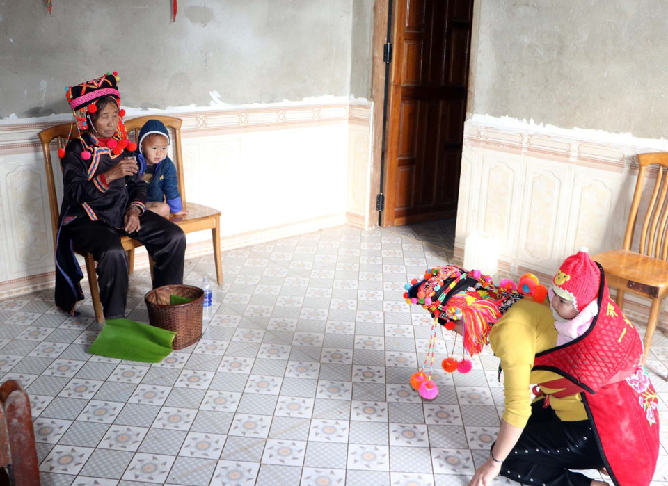 大年初一必不可少的礼仪就是子孙带着礼物拜访爷奶父母家，以感谢生成养育之恩和表达饮水思源传统。越通社记者 贵忠 摄