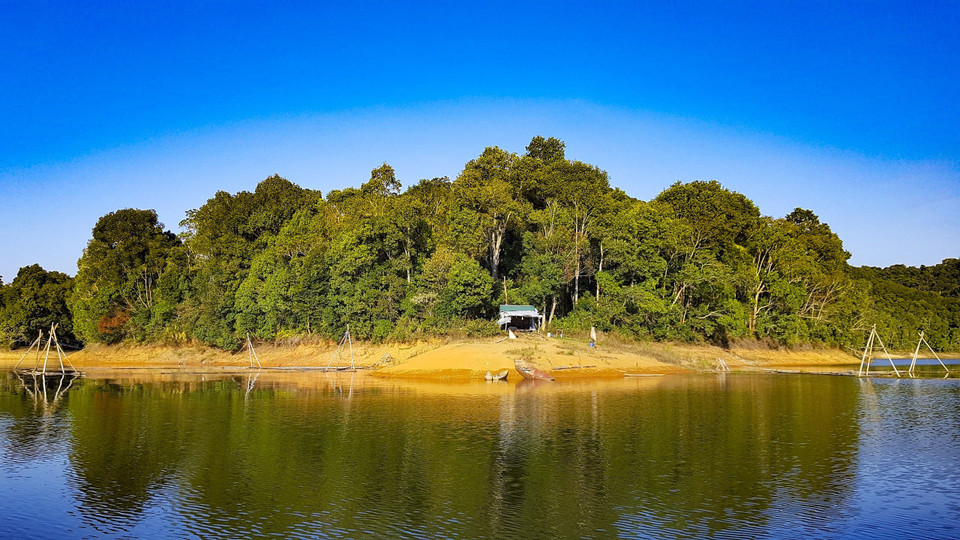每到秋天，帕框湖开始蓄水，水位上升，形成众多大小岛屿。（越通社记者 潘俊英 摄）